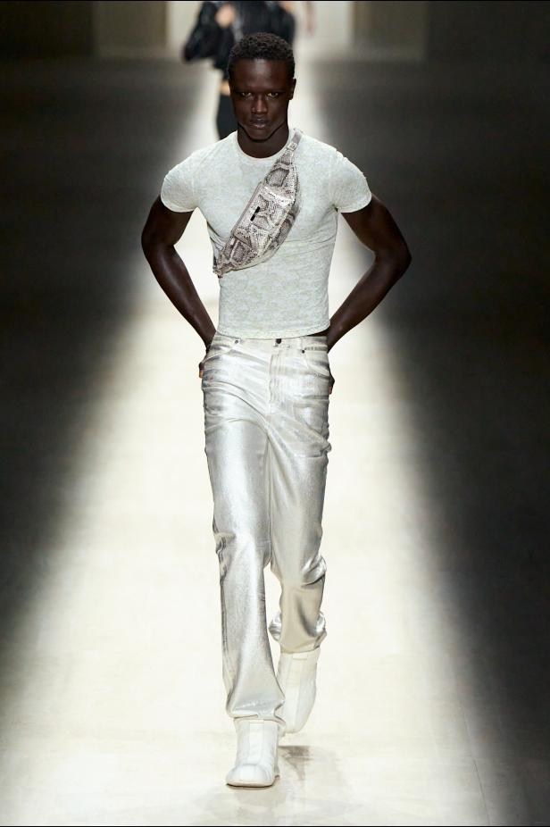 طموح "ديمنا" و ظِل "توم فورد" الأبدي في مجموعة Gucci خريف و شتاء 2026 للملابس الجاهزة 