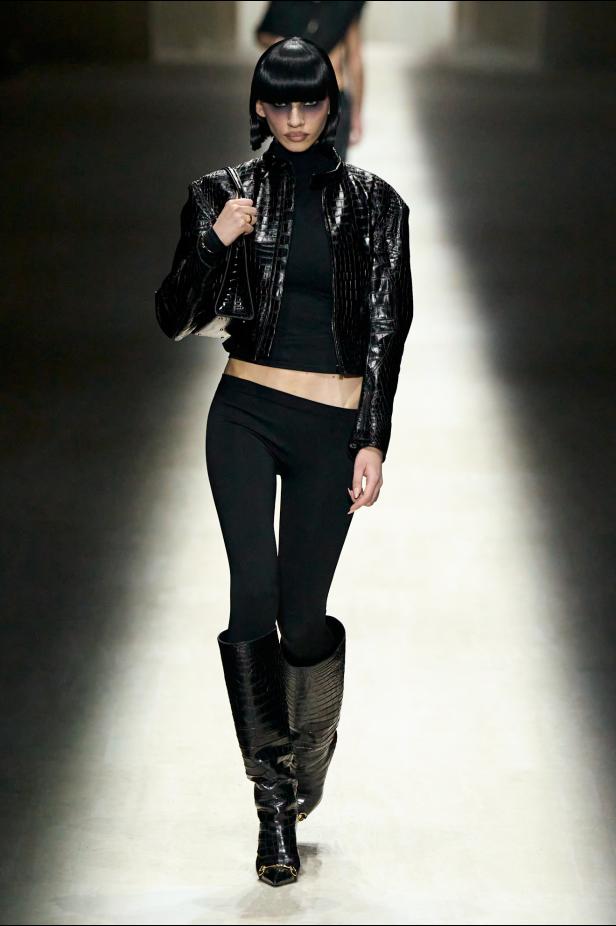 طموح "ديمنا" و ظِل "توم فورد" الأبدي في مجموعة Gucci خريف و شتاء 2026 للملابس الجاهزة 