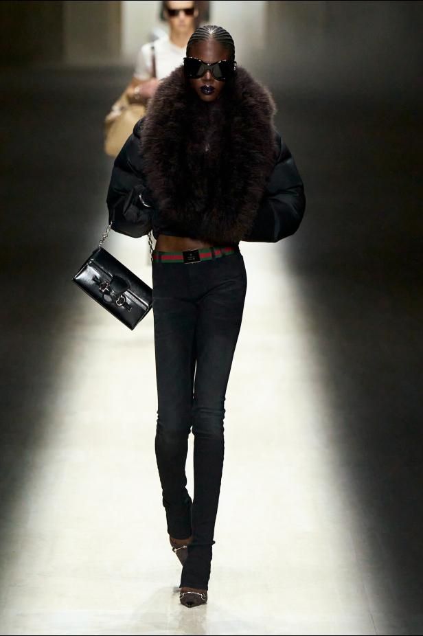 طموح "ديمنا" و ظِل "توم فورد" الأبدي في مجموعة Gucci خريف و شتاء 2026 للملابس الجاهزة 