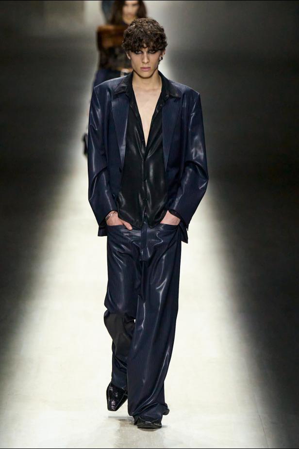 طموح "ديمنا" و ظِل "توم فورد" الأبدي في مجموعة Gucci خريف و شتاء 2026 للملابس الجاهزة 