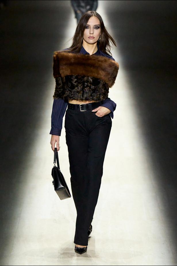 طموح "ديمنا" و ظِل "توم فورد" الأبدي في مجموعة Gucci خريف و شتاء 2026 للملابس الجاهزة 