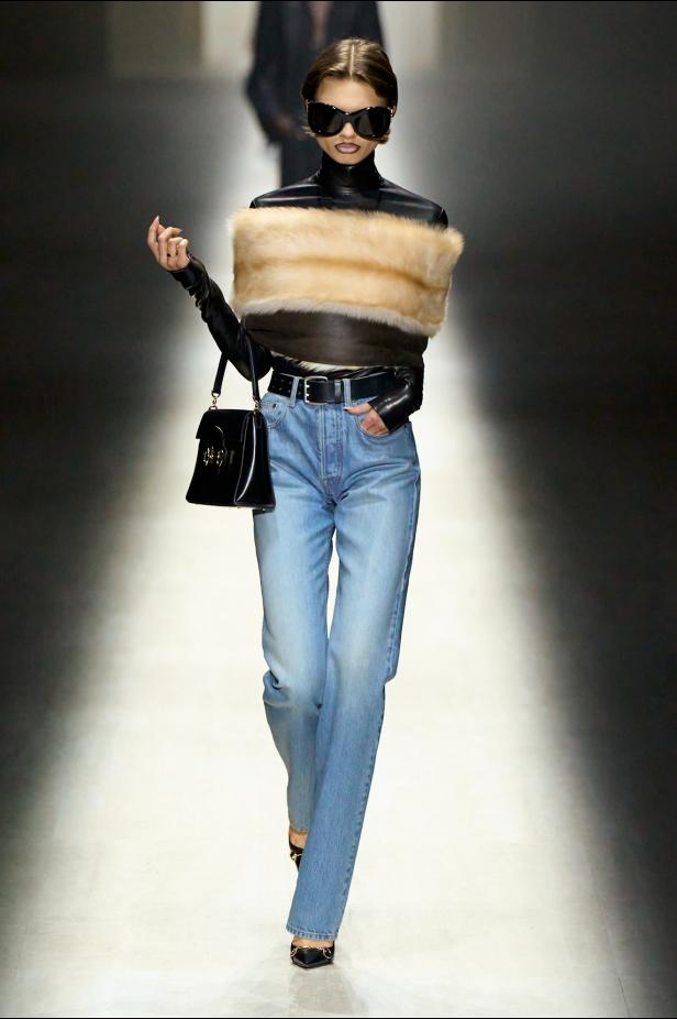 طموح "ديمنا" و ظِل "توم فورد" الأبدي في مجموعة Gucci خريف و شتاء 2026 للملابس الجاهزة 