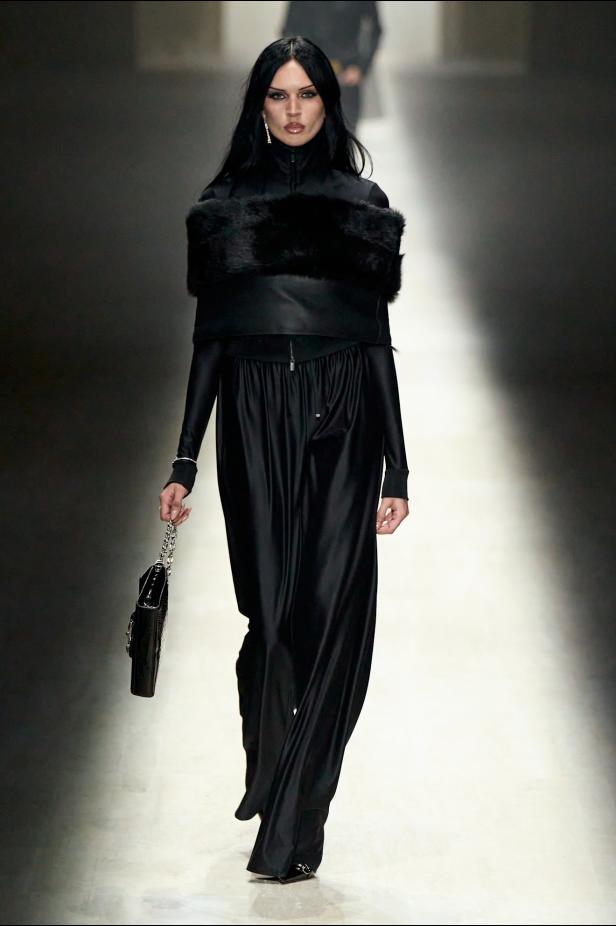 طموح "ديمنا" و ظِل "توم فورد" الأبدي في مجموعة Gucci خريف و شتاء 2026 للملابس الجاهزة 