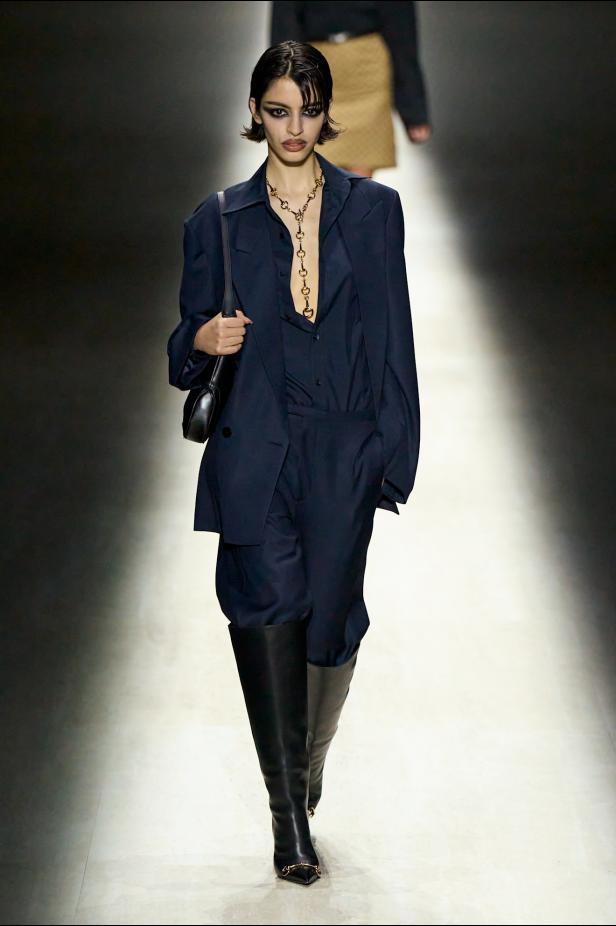 طموح "ديمنا" و ظِل "توم فورد" الأبدي في مجموعة Gucci خريف و شتاء 2026 للملابس الجاهزة 