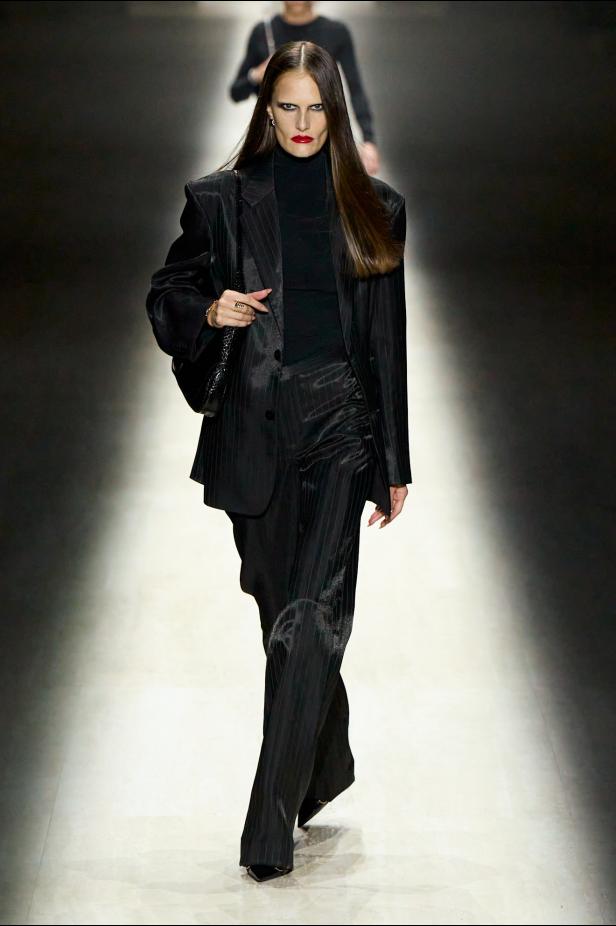 طموح "ديمنا" و ظِل "توم فورد" الأبدي في مجموعة Gucci خريف و شتاء 2026 للملابس الجاهزة 