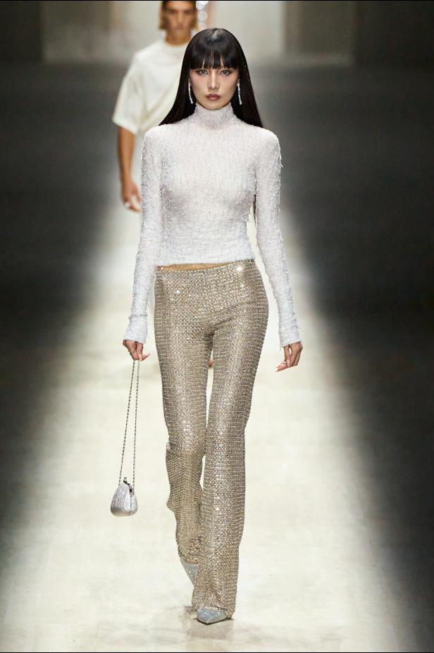 طموح "ديمنا" و ظِل "توم فورد" الأبدي في مجموعة Gucci خريف و شتاء 2026 للملابس الجاهزة 