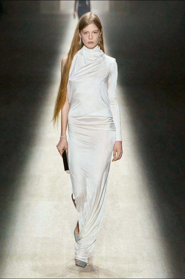 طموح "ديمنا" و ظِل "توم فورد" الأبدي في مجموعة Gucci خريف و شتاء 2026 للملابس الجاهزة 