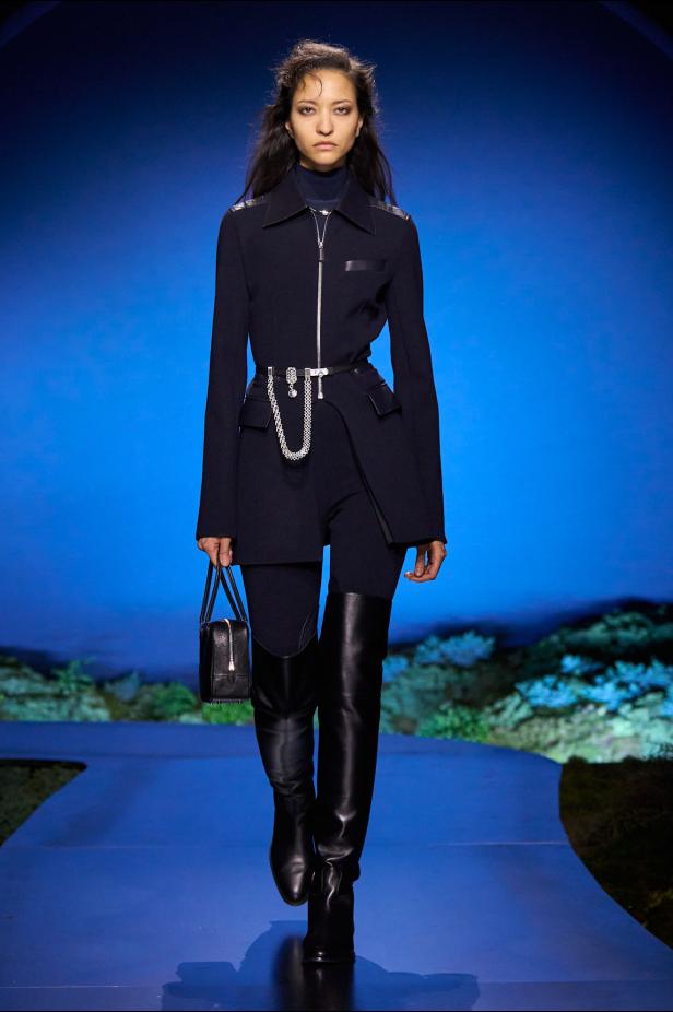 امرأة ‏Hermès‏ ‏لخريف 2026 ‏غامضة رشيقة وحرة... تحت جنح الظلام