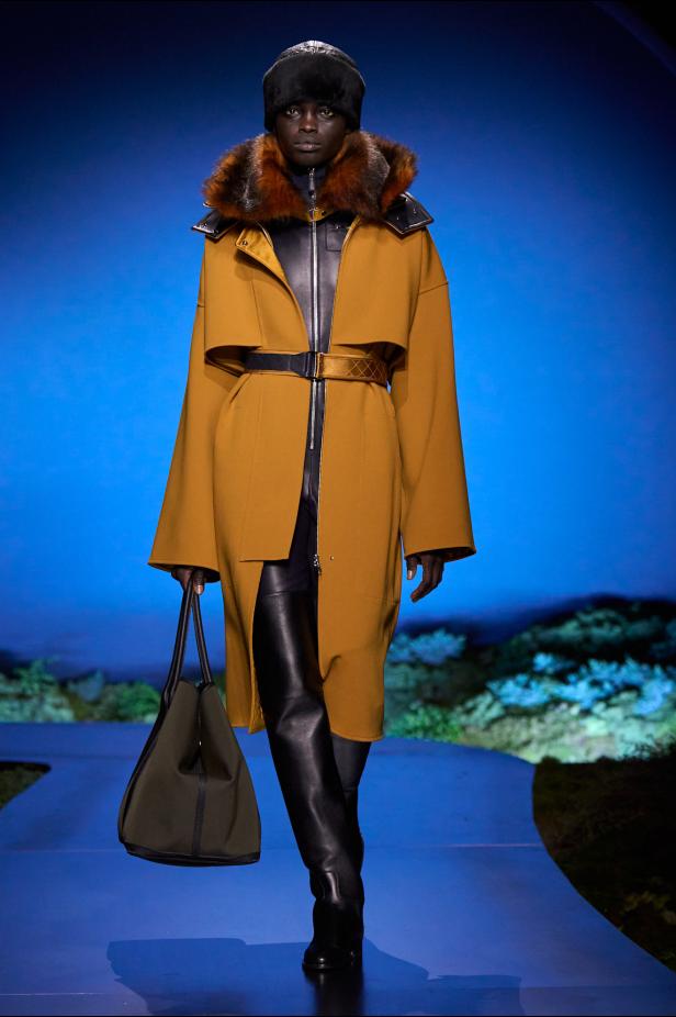 امرأة ‏Hermès‏ ‏لخريف 2026 ‏غامضة رشيقة وحرة... تحت جنح الظلام