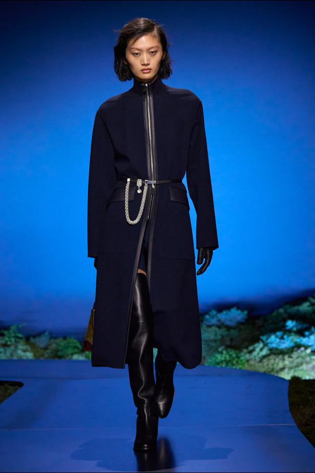 امرأة ‏Hermès‏ ‏لخريف 2026 ‏غامضة رشيقة وحرة... تحت جنح الظلام