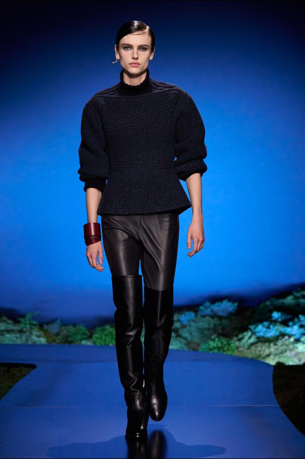 امرأة ‏Hermès‏ ‏لخريف 2026 ‏غامضة رشيقة وحرة... تحت جنح الظلام