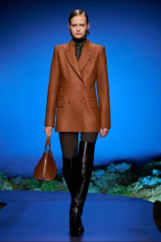 امرأة ‏Hermès‏ ‏لخريف 2026 ‏غامضة رشيقة وحرة... تحت جنح الظلام