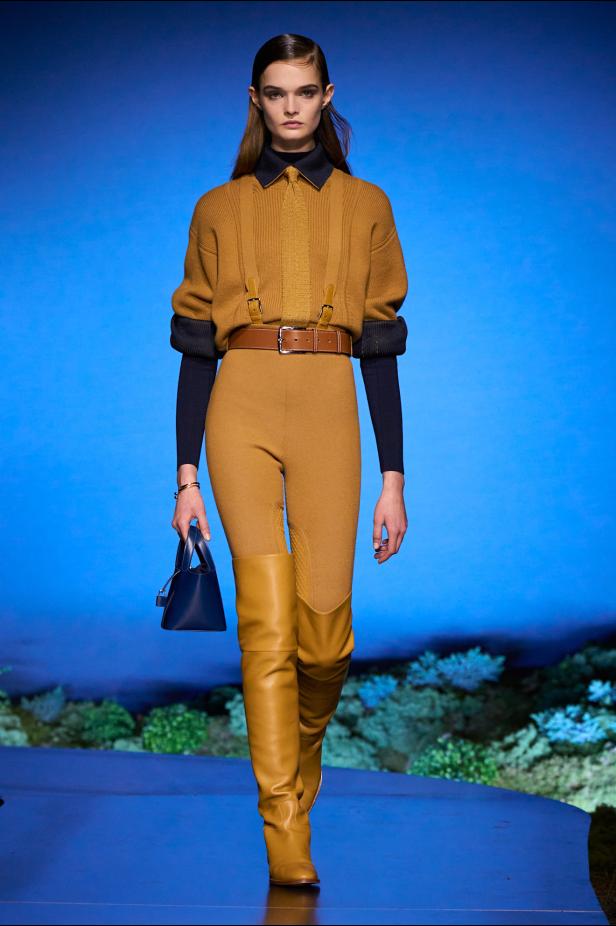 امرأة ‏Hermès‏ ‏لخريف 2026 ‏غامضة رشيقة وحرة... تحت جنح الظلام