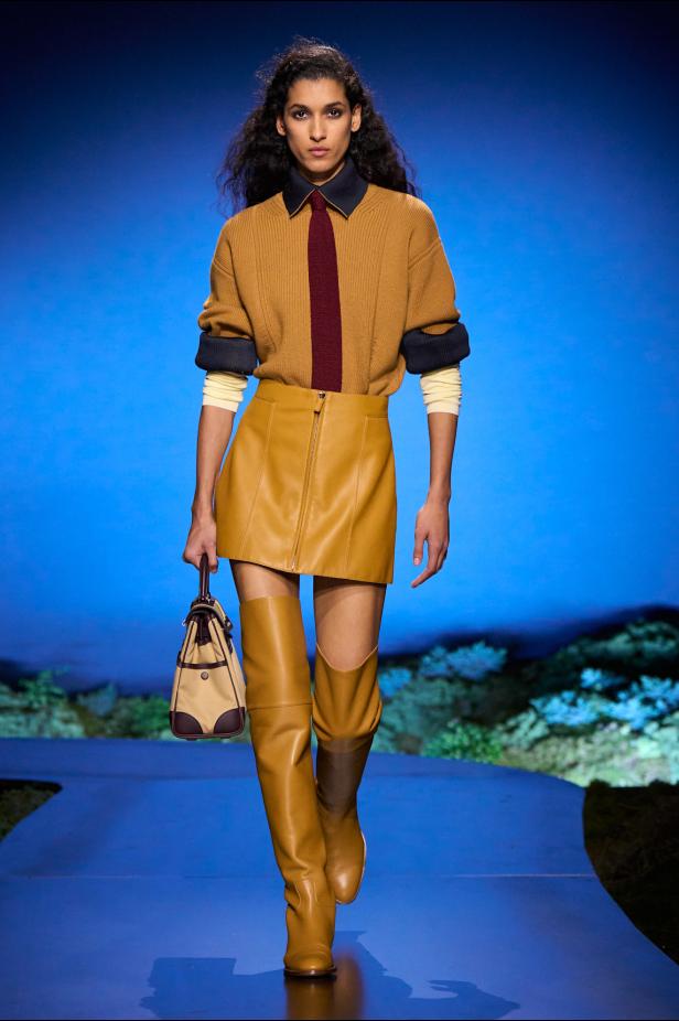 امرأة ‏Hermès‏ ‏لخريف 2026 ‏غامضة رشيقة وحرة... تحت جنح الظلام