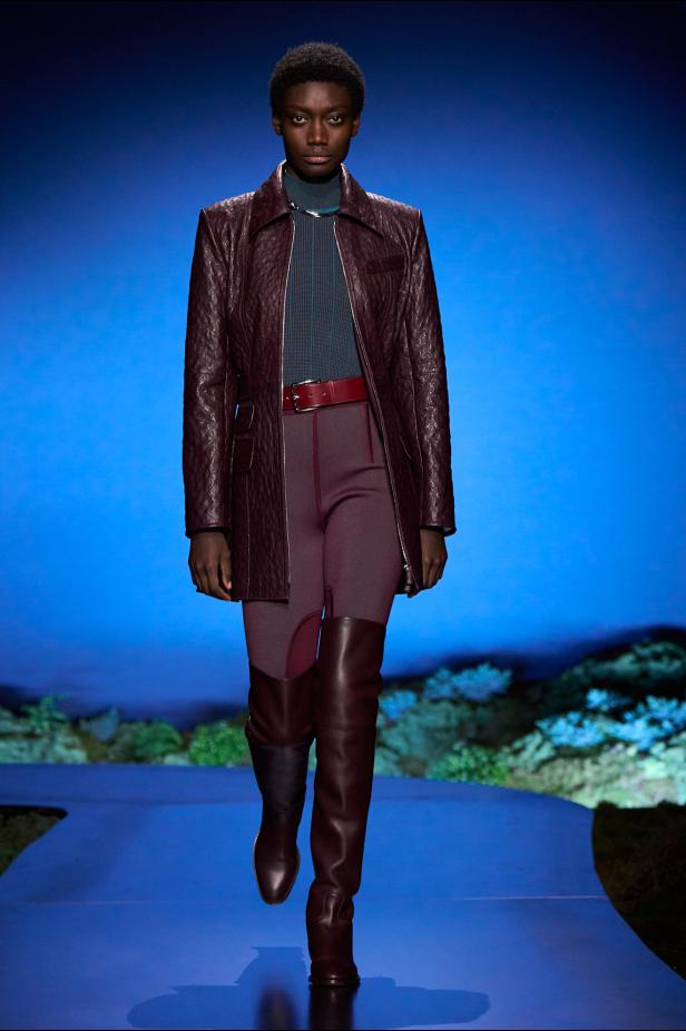 امرأة ‏Hermès‏ ‏لخريف 2026 ‏غامضة رشيقة وحرة... تحت جنح الظلام