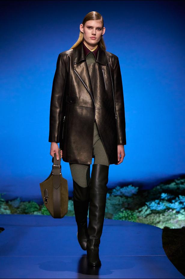 امرأة ‏Hermès‏ ‏لخريف 2026 ‏غامضة رشيقة وحرة... تحت جنح الظلام