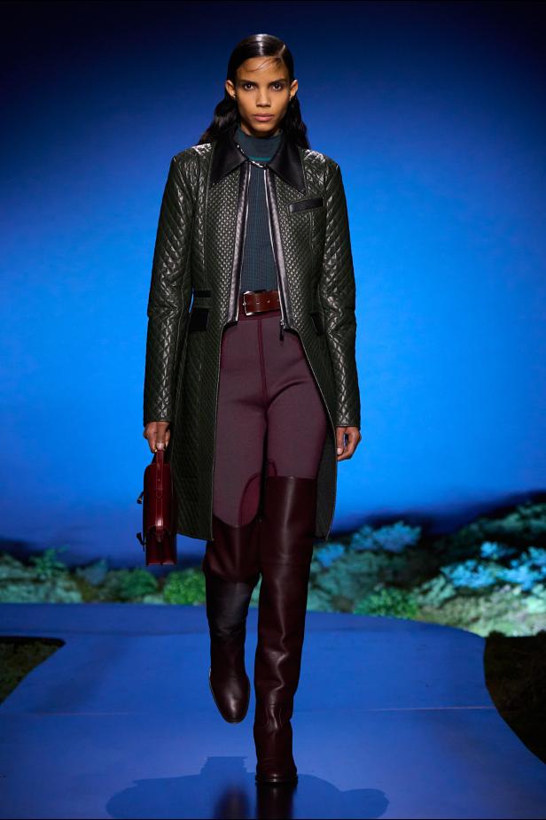 امرأة ‏Hermès‏ ‏لخريف 2026 ‏غامضة رشيقة وحرة... تحت جنح الظلام