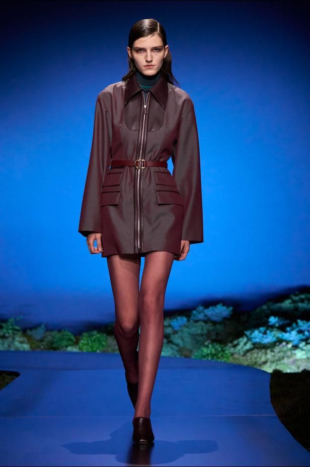 امرأة ‏Hermès‏ ‏لخريف 2026 ‏غامضة رشيقة وحرة... تحت جنح الظلام