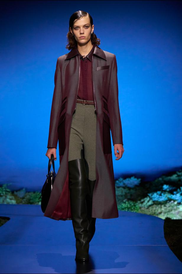 امرأة ‏Hermès‏ ‏لخريف 2026 ‏غامضة رشيقة وحرة... تحت جنح الظلام