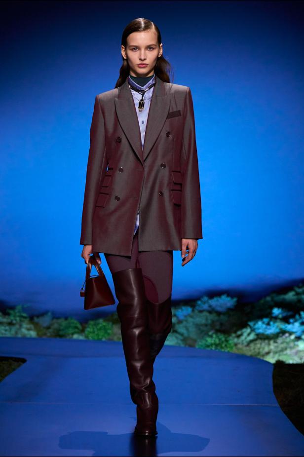 امرأة ‏Hermès‏ ‏لخريف 2026 ‏غامضة رشيقة وحرة... تحت جنح الظلام