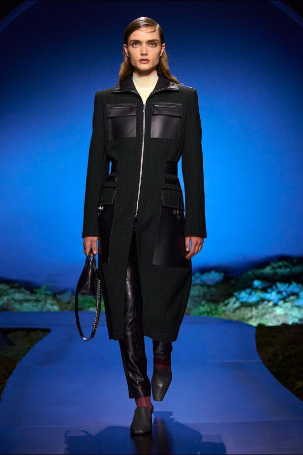 امرأة ‏Hermès‏ ‏لخريف 2026 ‏غامضة رشيقة وحرة... تحت جنح الظلام