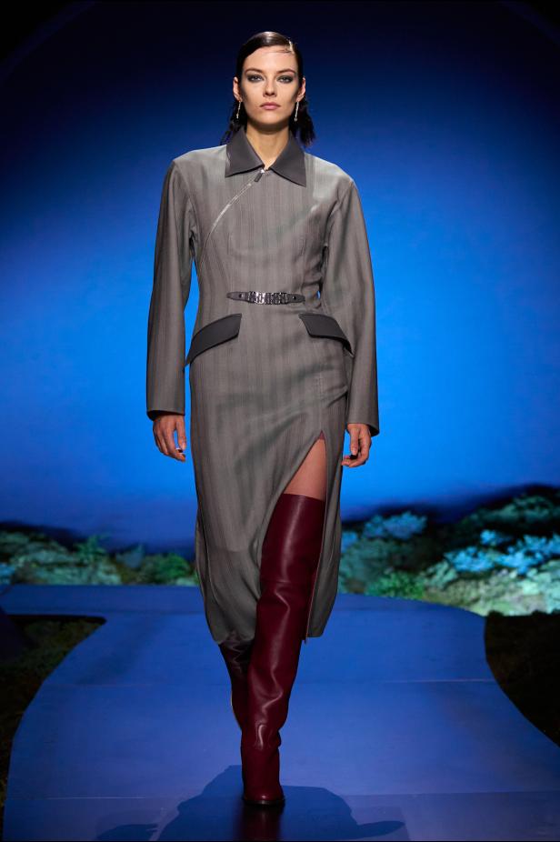 امرأة ‏Hermès‏ ‏لخريف 2026 ‏غامضة رشيقة وحرة... تحت جنح الظلام