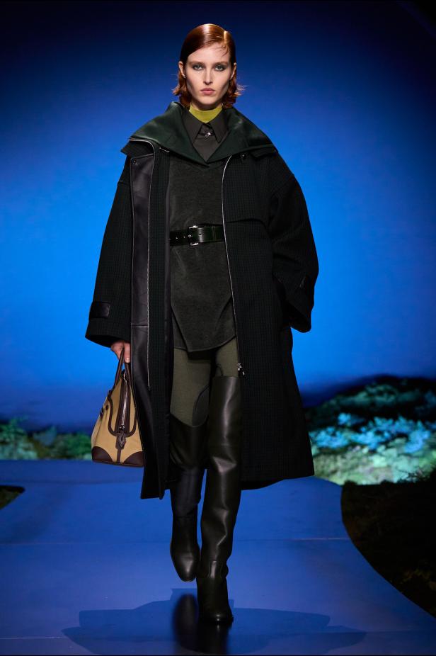 امرأة ‏Hermès‏ ‏لخريف 2026 ‏غامضة رشيقة وحرة... تحت جنح الظلام