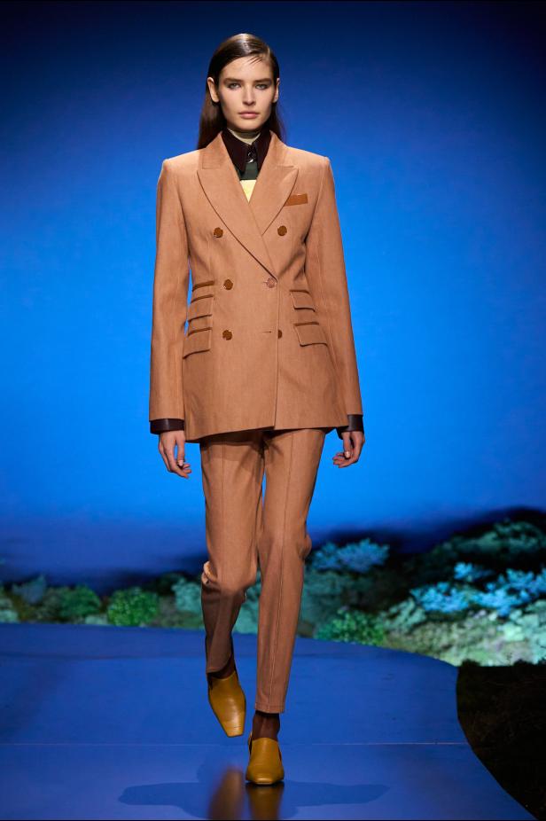 امرأة ‏Hermès‏ ‏لخريف 2026 ‏غامضة رشيقة وحرة... تحت جنح الظلام