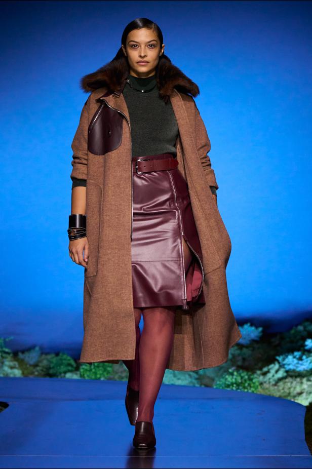 امرأة ‏Hermès‏ ‏لخريف 2026 ‏غامضة رشيقة وحرة... تحت جنح الظلام