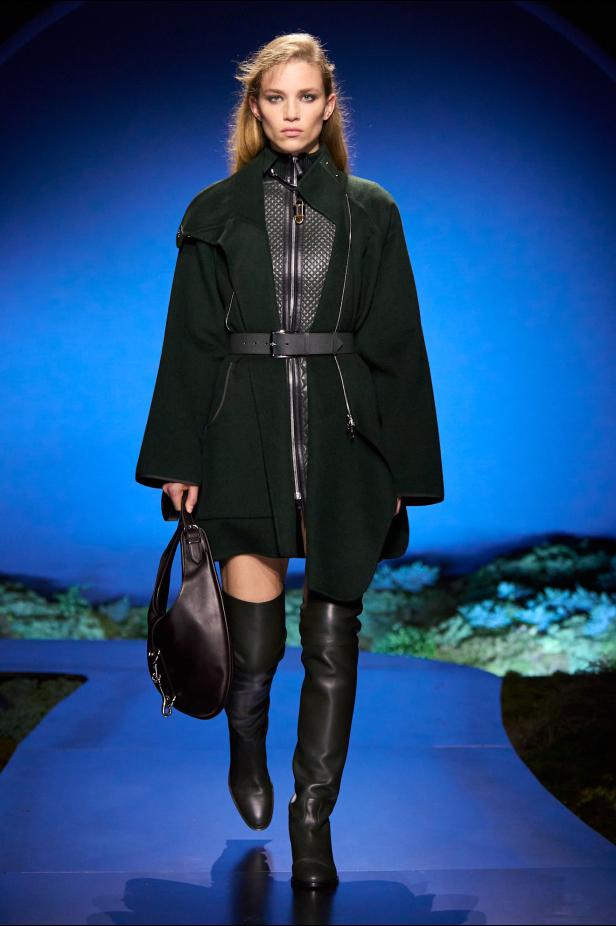 امرأة ‏Hermès‏ ‏لخريف 2026 ‏غامضة رشيقة وحرة... تحت جنح الظلام