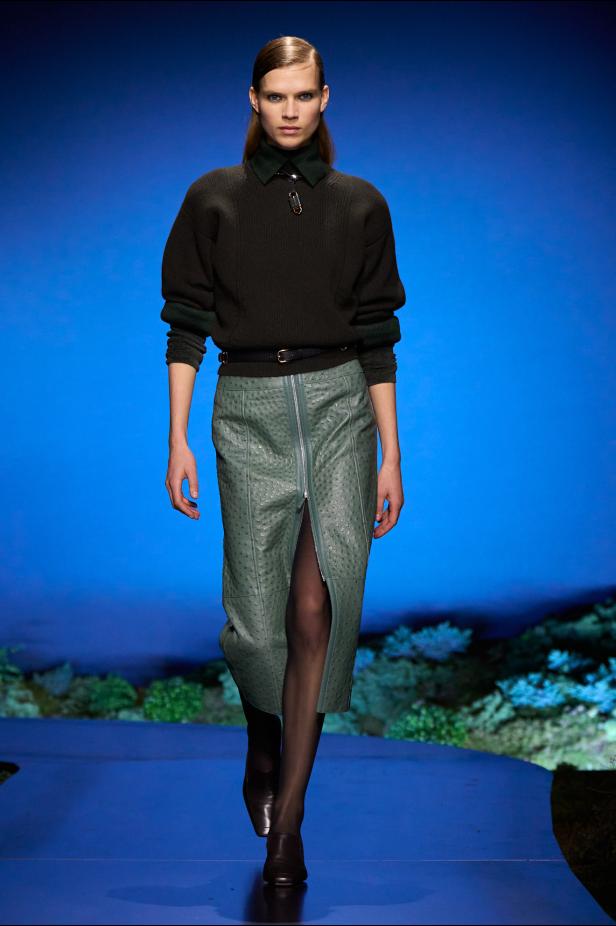 امرأة ‏Hermès‏ ‏لخريف 2026 ‏غامضة رشيقة وحرة... تحت جنح الظلام