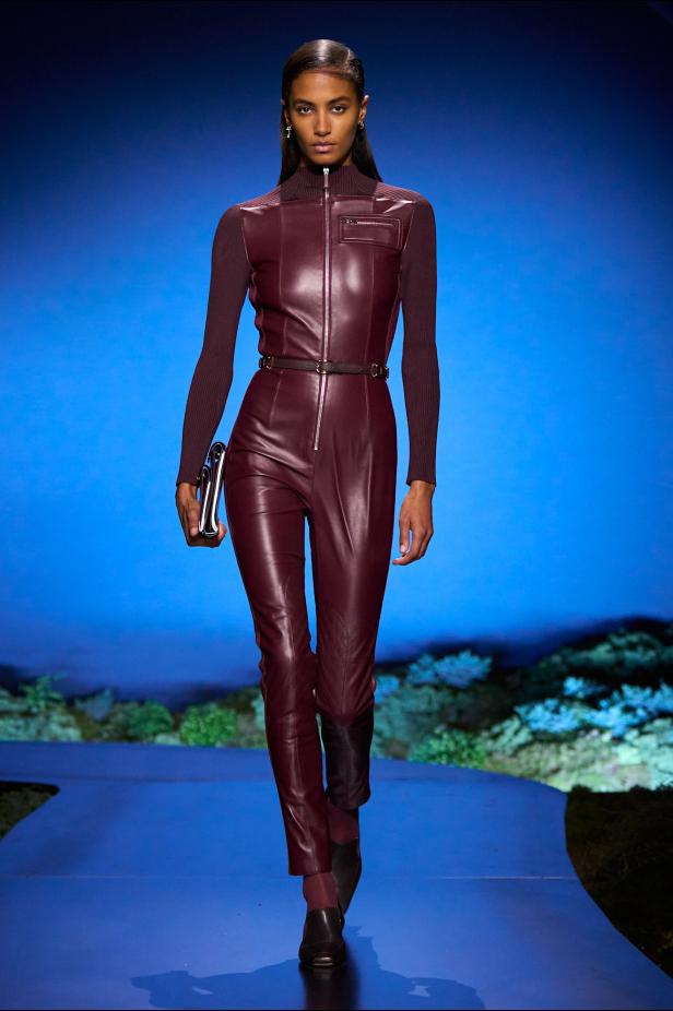 امرأة ‏Hermès‏ ‏لخريف 2026 ‏غامضة رشيقة وحرة... تحت جنح الظلام