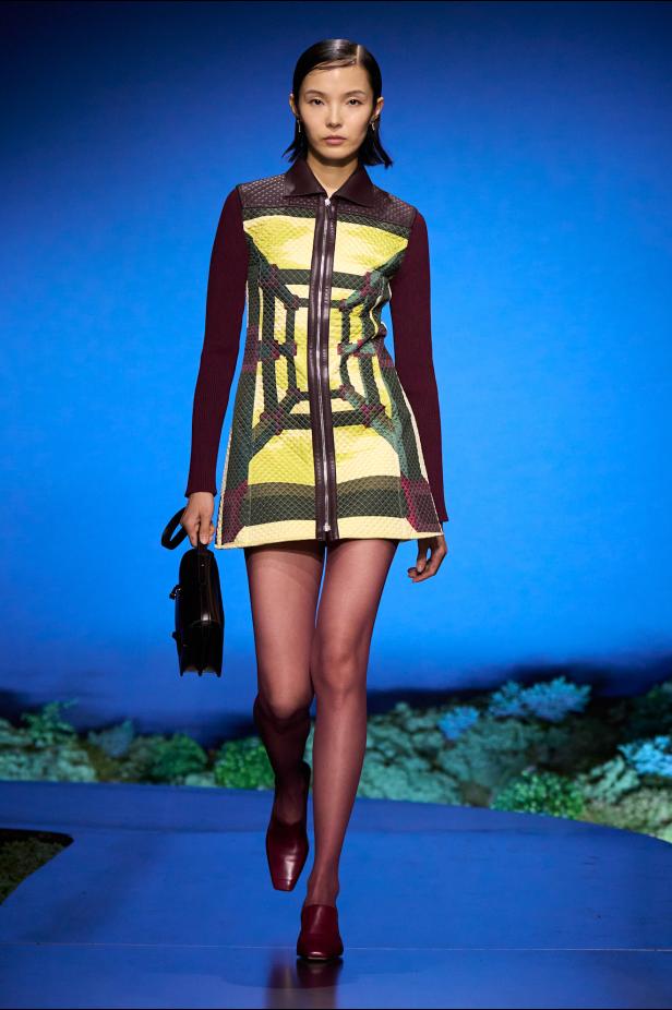 امرأة ‏Hermès‏ ‏لخريف 2026 ‏غامضة رشيقة وحرة... تحت جنح الظلام