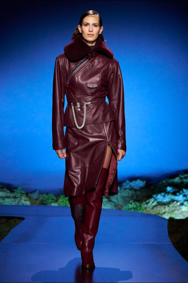 امرأة ‏Hermès‏ ‏لخريف 2026 ‏غامضة رشيقة وحرة... تحت جنح الظلام