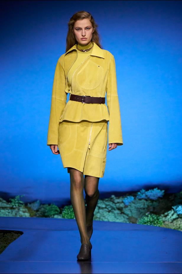 امرأة ‏Hermès‏ ‏لخريف 2026 ‏غامضة رشيقة وحرة... تحت جنح الظلام