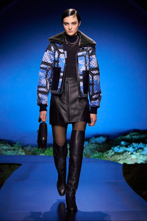 امرأة ‏Hermès‏ ‏لخريف 2026 ‏غامضة رشيقة وحرة... تحت جنح الظلام