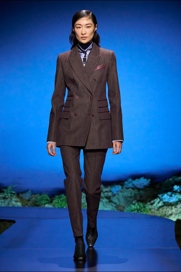 امرأة ‏Hermès‏ ‏لخريف 2026 ‏غامضة رشيقة وحرة... تحت جنح الظلام