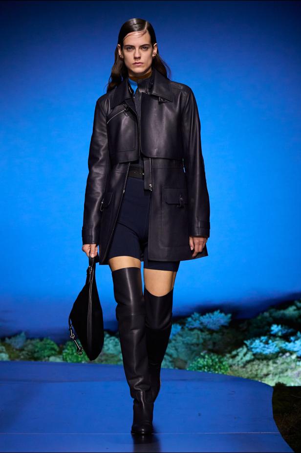 امرأة ‏Hermès‏ ‏لخريف 2026 ‏غامضة رشيقة وحرة... تحت جنح الظلام