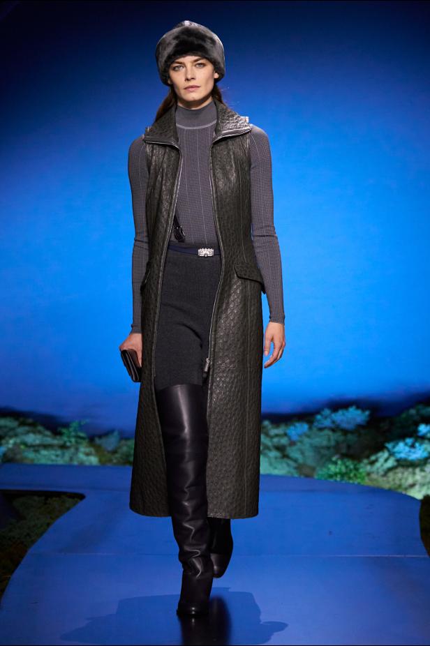 امرأة ‏Hermès‏ ‏لخريف 2026 ‏غامضة رشيقة وحرة... تحت جنح الظلام