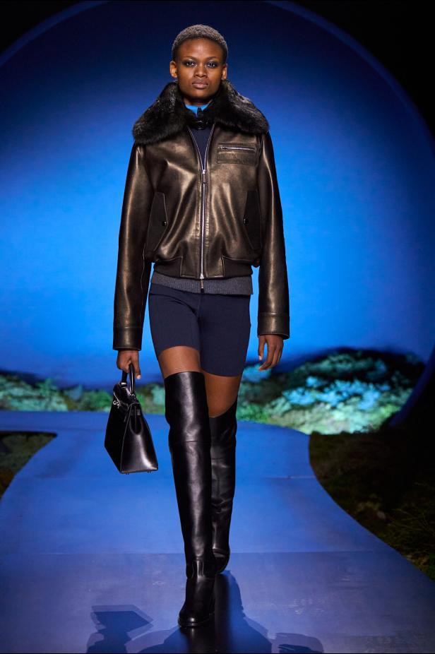 امرأة ‏Hermès‏ ‏لخريف 2026 ‏غامضة رشيقة وحرة... تحت جنح الظلام