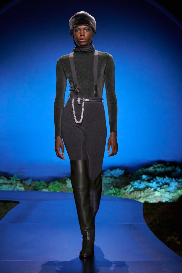 امرأة ‏Hermès‏ ‏لخريف 2026 ‏غامضة رشيقة وحرة... تحت جنح الظلام