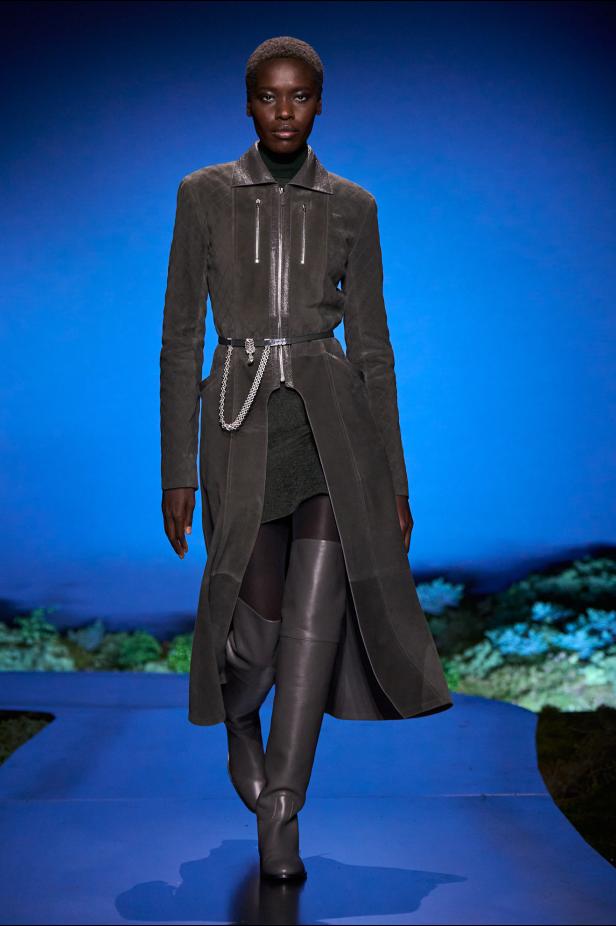 امرأة ‏Hermès‏ ‏لخريف 2026 ‏غامضة رشيقة وحرة... تحت جنح الظلام