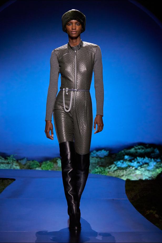 امرأة ‏Hermès‏ ‏لخريف 2026 ‏غامضة رشيقة وحرة... تحت جنح الظلام