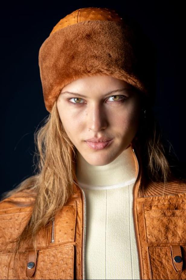 امرأة ‏Hermès‏ ‏لخريف 2026 ‏غامضة رشيقة وحرة.