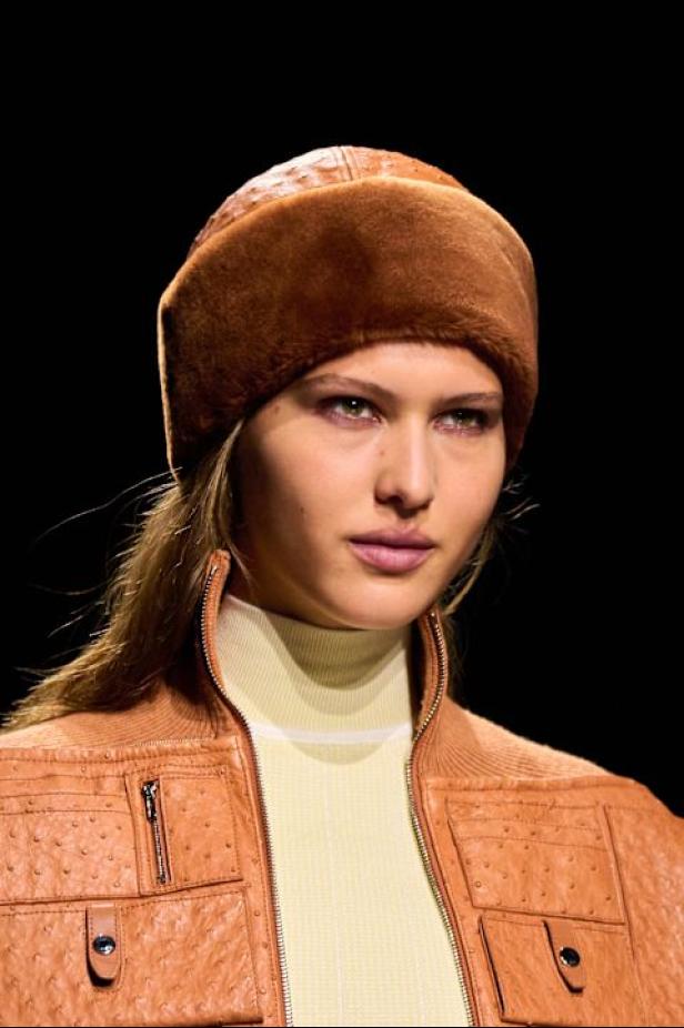 امرأة ‏Hermès‏ ‏لخريف 2026 ‏غامضة رشيقة وحرة.