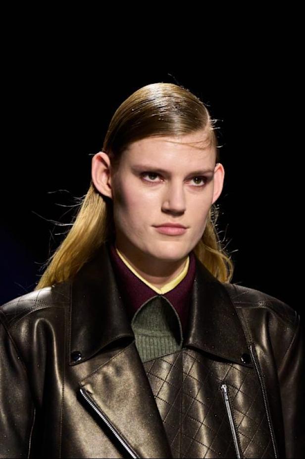 امرأة ‏Hermès‏ ‏لخريف 2026 ‏غامضة رشيقة وحرة.