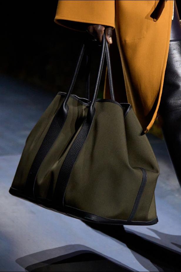 امرأة ‏Hermès‏ ‏لخريف 2026 ‏غامضة رشيقة وحرة... تحت جنح الظلام