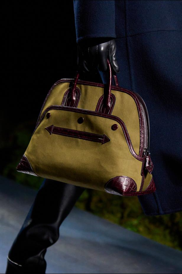 امرأة ‏Hermès‏ ‏لخريف 2026 ‏غامضة رشيقة وحرة... تحت جنح الظلام