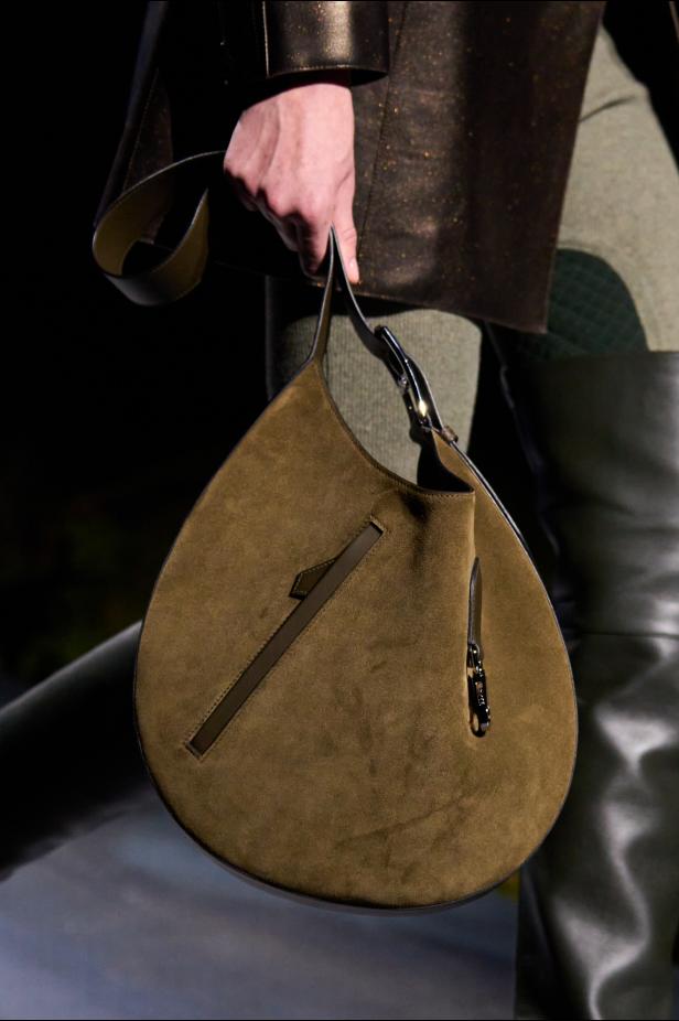 امرأة ‏Hermès‏ ‏لخريف 2026 ‏غامضة رشيقة وحرة... تحت جنح الظلام