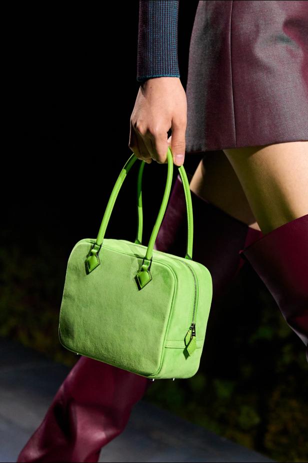 امرأة ‏Hermès‏ ‏لخريف 2026 ‏غامضة رشيقة وحرة... تحت جنح الظلام